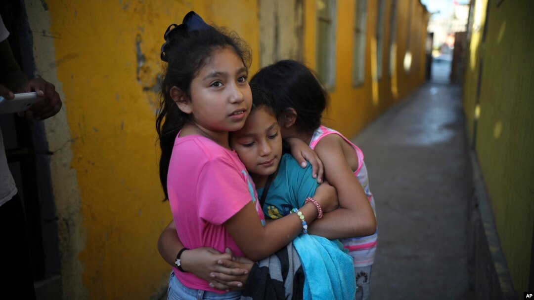 Los niños y jóvenes son el sector más vulnerable al recorrer la ruta del migrante, los riesgos a los que se exponen van desde el abandono hasta ser víctimas de redes de trata y tráfico de personas. Foto AP.