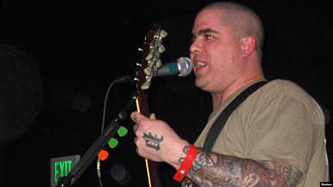 Wade Michael Page tenía un grupo musical llamado End Apathy, banda racista que tocaba canciones acerca del "poderío blanco".