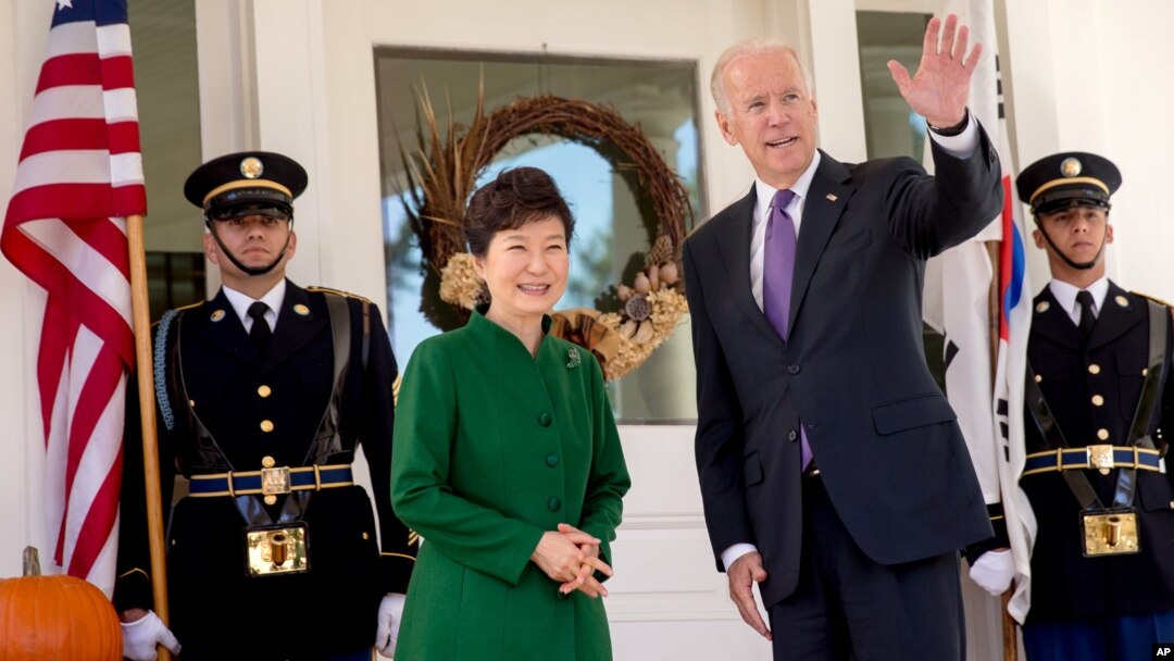 El vicepresidente Joe Biden recibe a la presidenta Park en su residencia del Observatorio Naval en Washington.