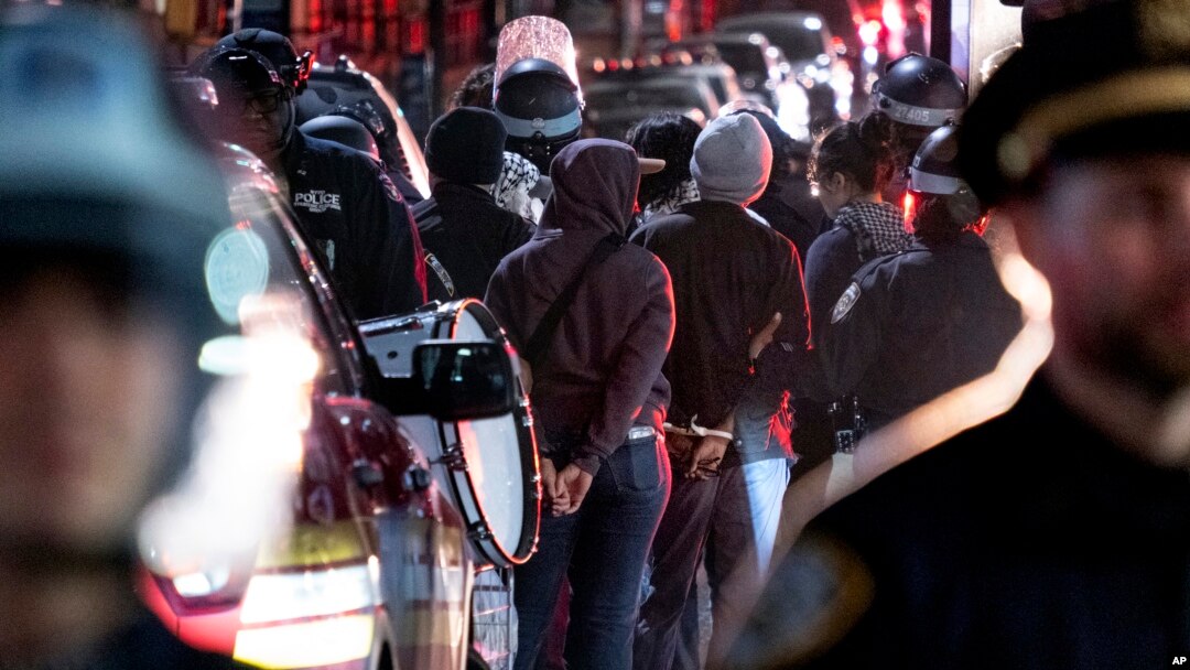 Policija grada Njujorka privodi ljude u blizini kampusa Univerziteta Kolumbija u Njujorku u utorak, 30. aprila 2024. godine, pošto je očišćena zgrada koju su demonstranti zauzeli ranije tokom dana, zajedno sa šatorskim kampom. (Foto: AP/Craig Ruttle)