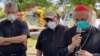 El cardenal Brenes, en estos momentos convaleciente del nuevo coronavirus, conversa con los medios en Managua en 2020. [Foto: VOA/Houston Castillo]