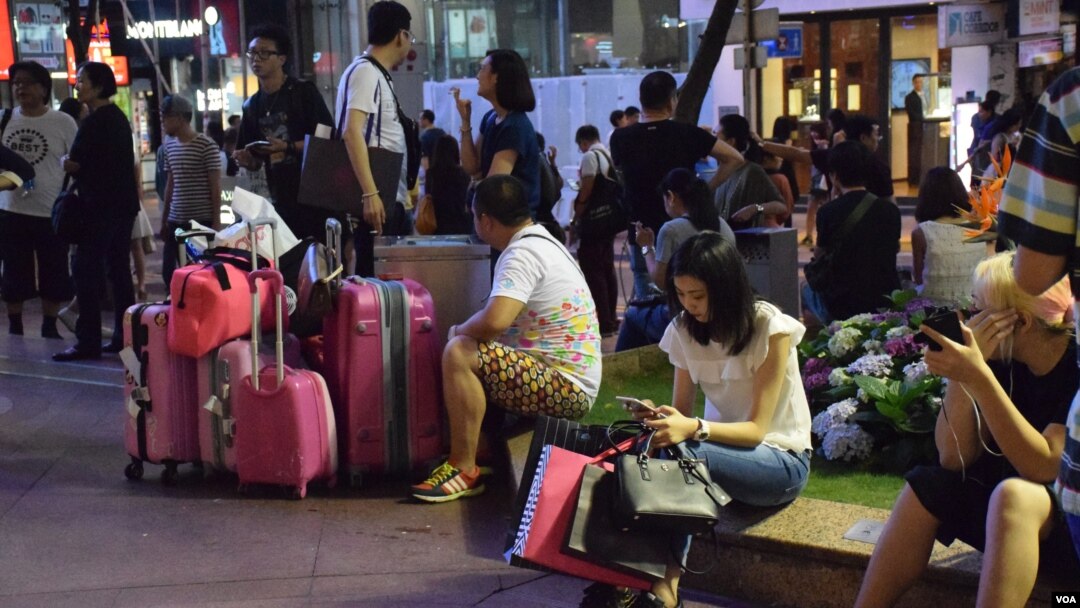 中國五一黃金周假期中國訪港旅客人次較去年同期增加，但有商戶表示消費力減少。(美國之音湯惠芸)