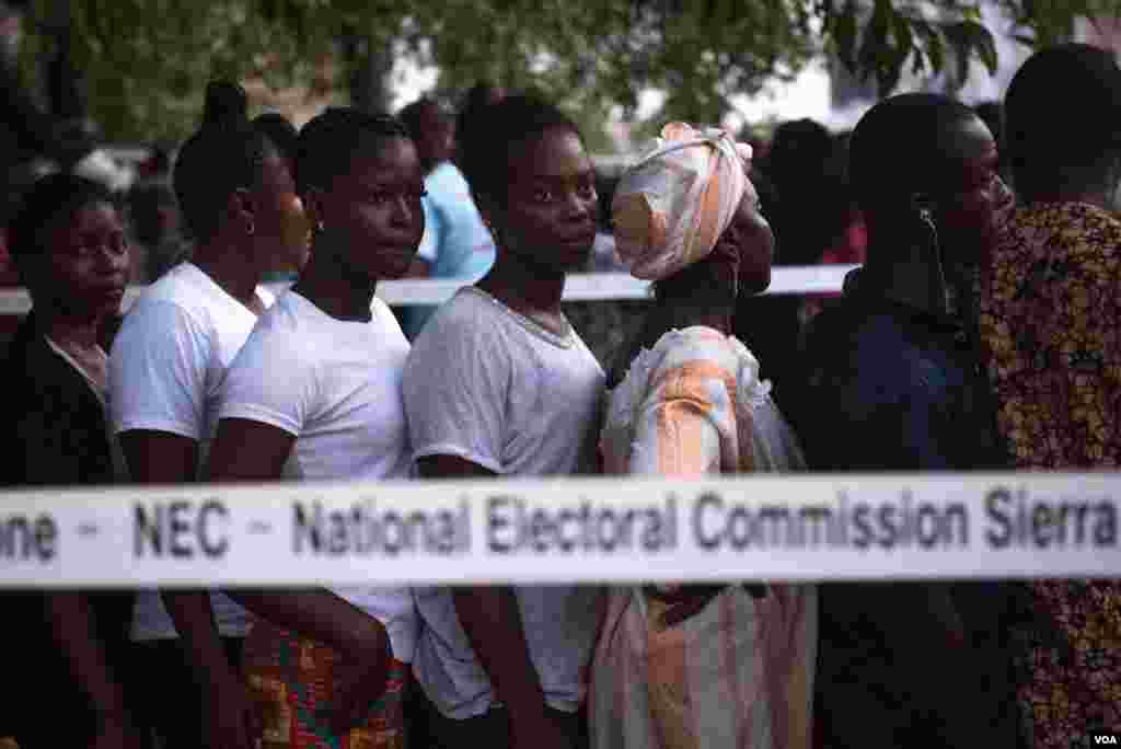 Voters line up before polls open in Freetown, Sierra Leone, March 7, 2018. (Photo: Jason Patinkin / VOA )