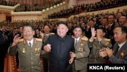 朝鲜领导人金正恩在平壤出席庆祝第六次核试验氢弹试爆成功的庆功会 。（2017年9月10日）