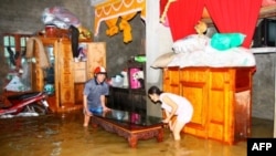 Những người dân trong khu vực bị lụt ở tỉnh Quảng Bình dời đồ đạc đến chỗ cao hơn