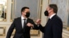 El secretario de Estado de EE. UU., Antony Blinken, y el presidente ucraniano, Volodymyr Zelenskiy, se saludan con los codos antes de reunirse en Kiev, Ucrania, el 19 de enero de 2022.