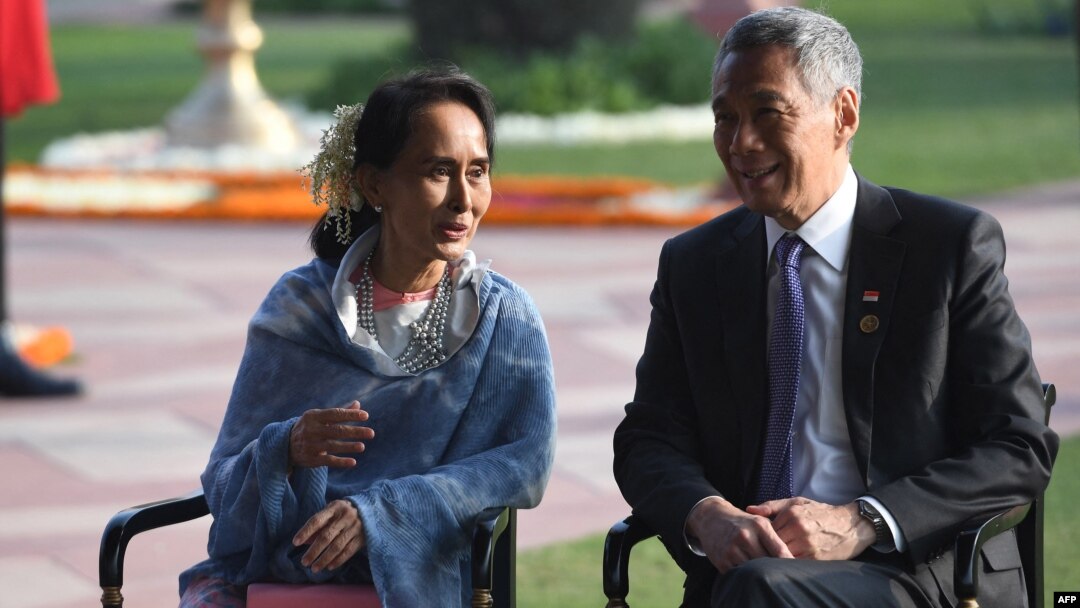 စင်္ကာပူဝန်ကြီးချုပ် Lee Hsien Loong (ယာ) နဲ့ နိုင်ငံတော်အတိုင်ပင်ခံ ဒေါ်အောင်ဆန်းစုကြည် (ဝဲ)။ (ဇန်နဝါရီ ၂၆၊ ၂၀၁၈)