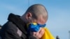 Украинский военнопленный после возвращения на родину в рамках обмена. 31 января 2024 г.