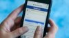 smartphone နဲ့ Facebook သုံးနေသူ တဦး။ (သြဂုတ် ၂၁၊ ၂၀၁၈)