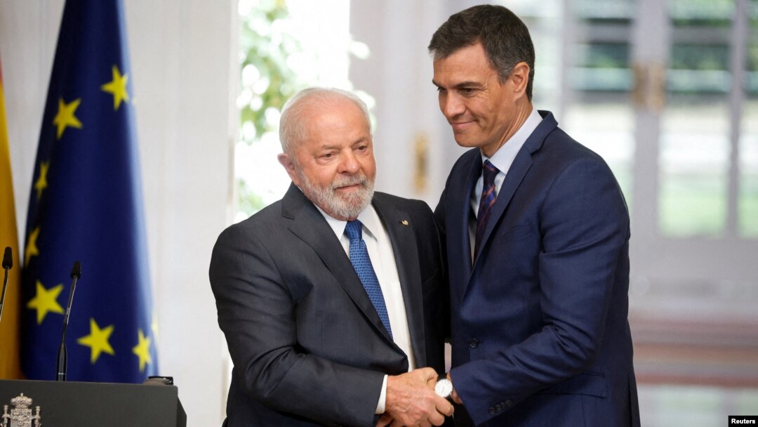 ARCHIVO - El presidente del Gobierno español, Pedro Sánchez, y el presidente de Brasil, Luiz Inácio Lula da Silva, se saludan mientras asisten a una conferencia de prensa conjunta en el Palacio de Moncloa en Madrid, España, el 26 de abril de 2023. REUTERS/Juan Medina