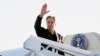 El secretario de Estado, Antony Blinken, saluda mientras aborda un avión, el martes 23 de abril de 2024, en la Base de la Fuerza Aérea Andrews, Maryland, de camino a China. 