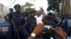 Mike Mukebayi (simisi ye pembe), ntoma ya etuka ya Kinshasa akangemi mpe amemami na boloko ya Makala, Kinshasa, 16 septembre 2019. (Serge Fikiri Kitongo)