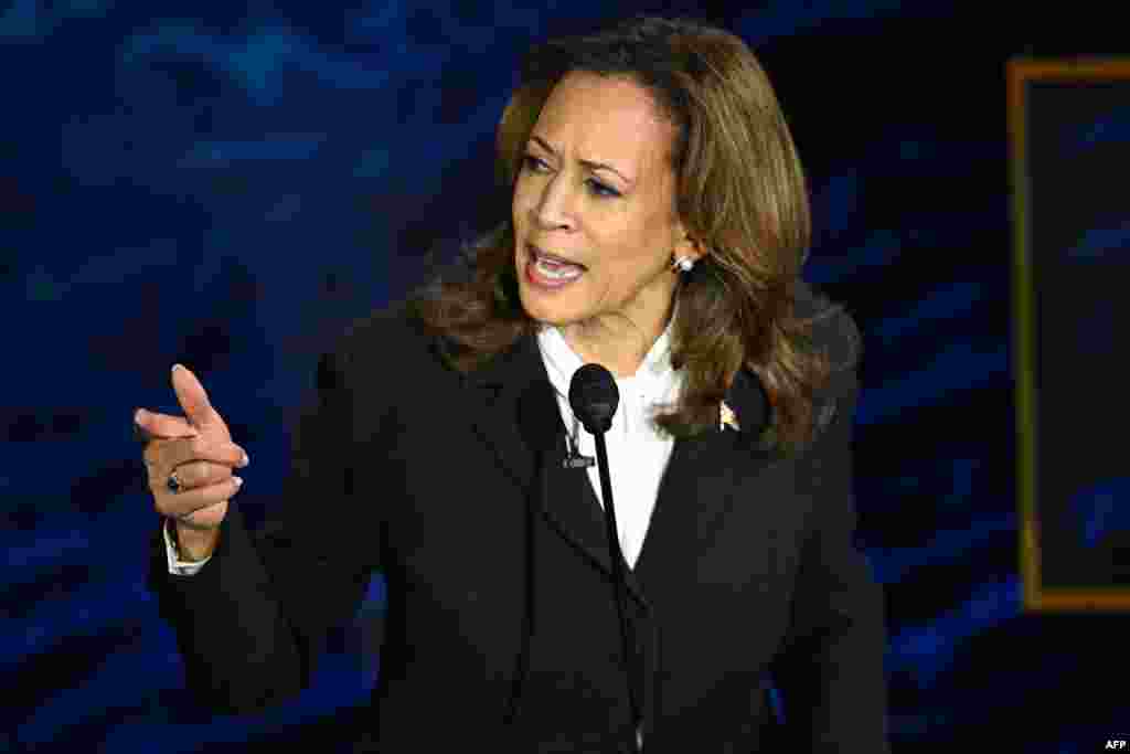 Vice-présidente mpe démocrate Kamala Harris (D) na bondongwani na bango na etando eke na National Constitution Center, Philadelphie, Pennsylvanie, 10 sanza ya libwa 2024. (Photo by SAUL LOEB / AFP)