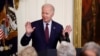 El presidente Jode Biden habla durante una reunión con los líderes del Congreso y la vicepresidenta Kamala Harris en la Oficina Oval de la Casa Blanca, en Washington, el 16 de mayo de 2023. 
