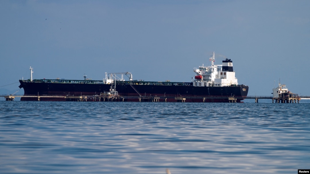 El petrolero Kerala, fletado por Chevron, está siendo cargado en la terminal petrolera de Bajo Grande en el lago de Maracaibo, en el municipio de San Francisco, Venezuela, 5 de enero de 2023.