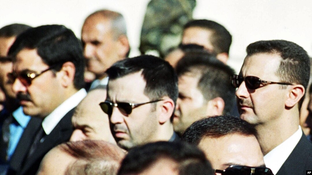 Foto del 13 de junio del 2000, en el que aparece el presidente Bashar Assad (derecha), su hermano Maher (centro) y su cuñado el general Assef Shawkat, que murió en el atentado de hoy.