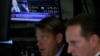 交易商们在纽约证券交易所（ NYSE）工作(2016年6月27日)。