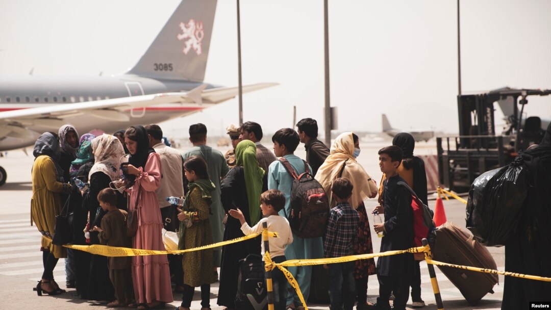在阿富汗首都喀布爾的哈米德·卡爾扎伊國際機場，平民準備登機。 （2021年8月18日）