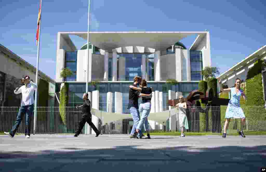 People dance in front of the Chancellery, office of German Chancellor Angela Merkel, in Berlin, on the occasion of the action day &#39;Save the world cultural heritage Tango Argentino in Germany.&#39;