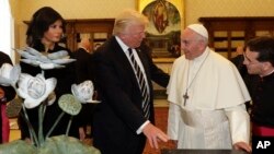 Papa Franja razmenjuje poklone sa predsednikom SAD Donaldom Trampom i prvom damom Melanijom Tramp tokom prijema u Vatikanu, 24. maja 2017. (AP Photo/Alessandra Tarantino, Pool)