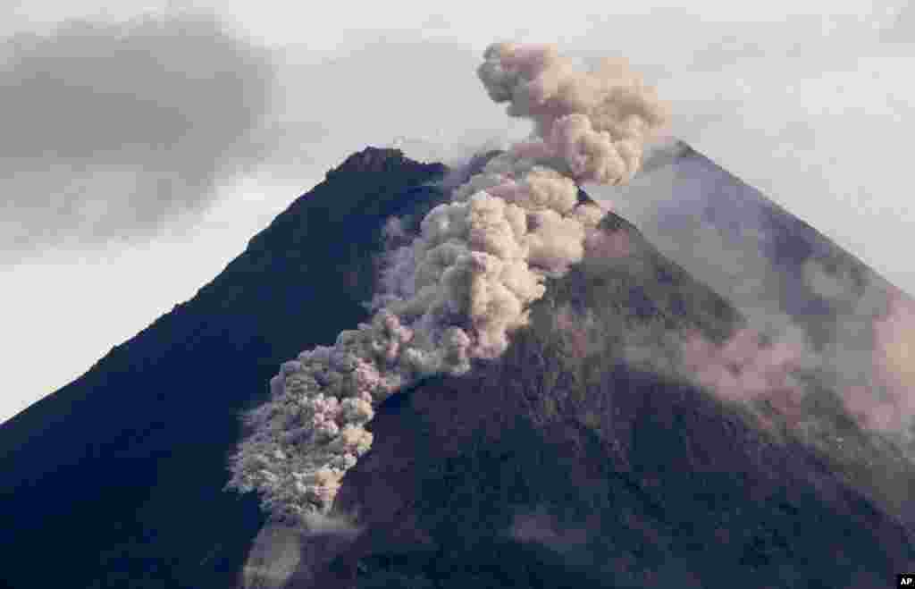 Awan panas dari abu vulkanik mengalir menuruni lereng Gunung Merapi saat terjadi letusan di Sleman, Yogyakarta hari Rabu, 27 Januari 2021. 