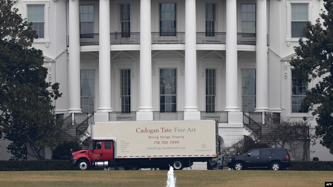 ARCHIVO - Un camión de mudanzas se detiene en la parte trasera de la Casa Blanca en Washington, DC, el 20 de enero de 2017. 