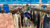 Una mujer revisa mercancías en una tienda minorista de EE. UU. el 21 de julio de 2021.