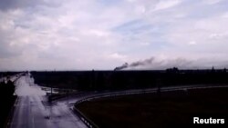 Una columna de humo se eleva en el sitio donde un avión de pasajeros de Embraer operado por Aeroméxico se estrelló en el estado mexicano de Durango el 31 de julio de 2018, en esta imagen fija tomada de un video obtenido de las redes sociales. Francisco Javier Castrellon / vía REUTERS.