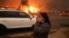 Žena na putu u mestu Altadena, 8. januar 2025. (REUTERS/David Swanson)