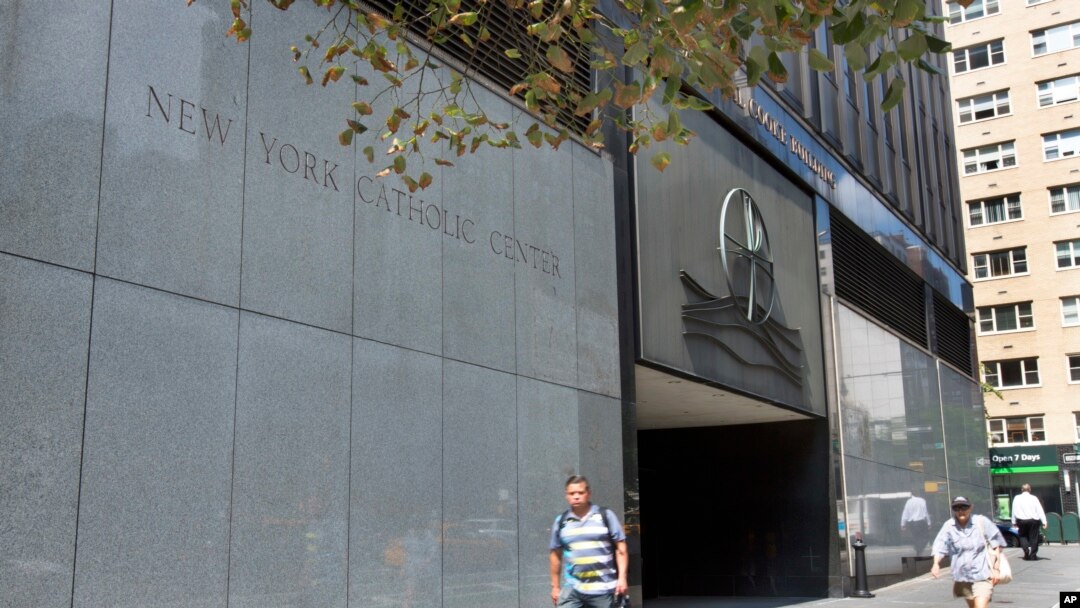 ARCHIVO - Personas pasan frente a la Arquidiócesis de Nueva York, en Nueva York, en septiembre de 2018