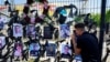 Una persona llora mientras abraza la imagen de su ser querido asesinado en un campo de fútbol por un cohete que, según Israel, fue disparado desde el Líbano, en Majdal Shams, una aldea drusa en los Altos del Golán ocupados por Israel, 29 de julio de 2024.