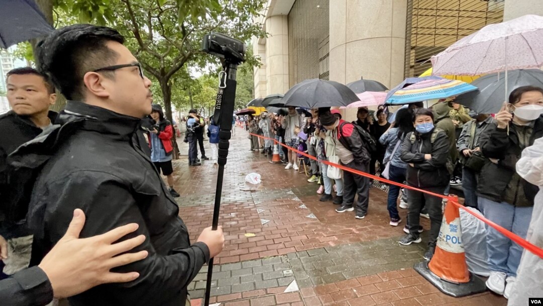 香港民主派初選案判刑引起廣泛關注，並有大批疑似排隊黨出現，在西九龍裁判法院大樓外排隊輪候旁聽席籌號的人數，多達數百人，有警員近距離拍攝排隊的情況。(美國之音照片)