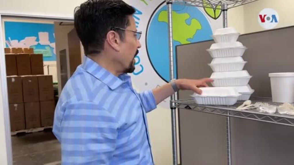 Empresario mexicano en San Diego fabrica contenedores compostables para reducir contaminación de plásticos