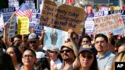 DACA cha示威者在洛杉矶市中心声援《童年入境者暂缓遣返行动》。（2017年9月4日）