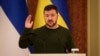 ARCHIVO - El presidente de Ucrania, Volodymyr Zelenskyy, hace un gesto durante una conferencia de prensa en Kiev, Ucrania, el miércoles 3 de abril de 2024.