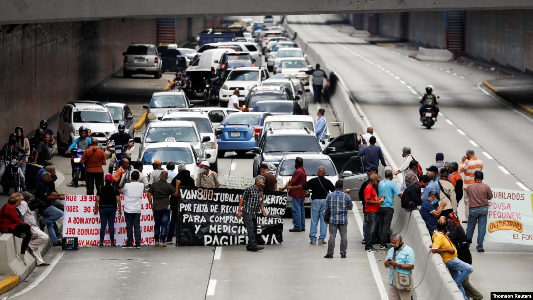 Trabajadores jubilados de PDVSA protestan por fondos de pensiones en Venezuela, el 4 de agosto de 2021.
