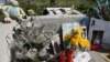 Flores y velas en la estación de trenes de Santa Eugenia, cerca de Madrid, el 10 de marzo de 2006, en homenaje de las víctimas que murieron en los atentados del 11 de marzo de 2004 en la capital española, cuando diez bombas estallaron en cuatro trenes el 11 de marzo de 2004.