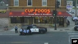 资料照片: 监控录像显示肖文等四名明尼阿波利斯警察试图逮捕弗洛伊德。(2020年5月25日)
