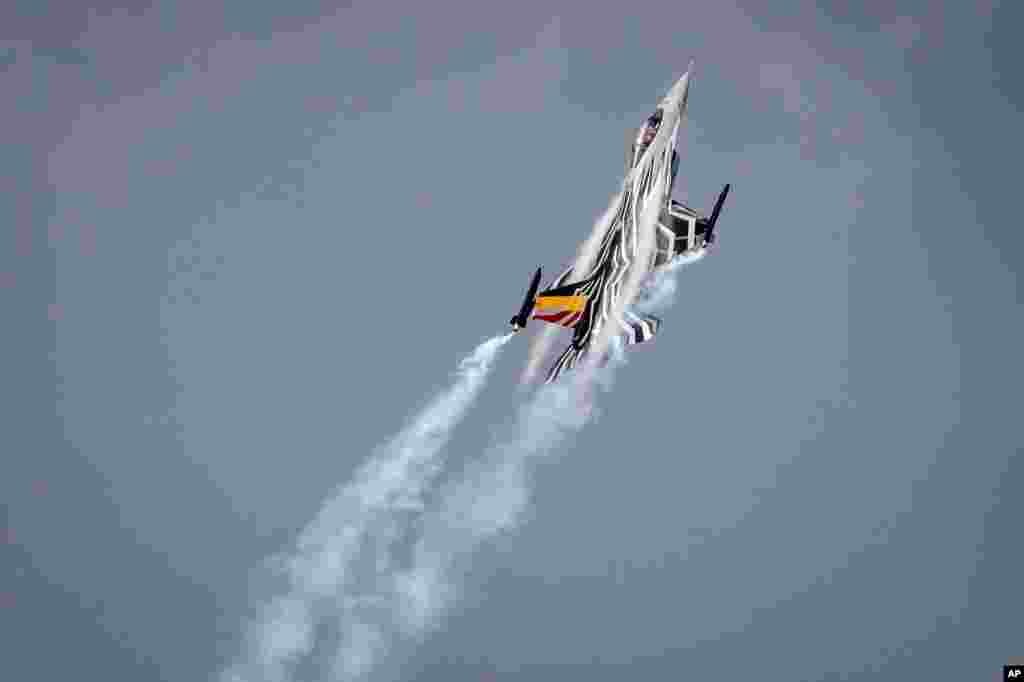 A Belgian F16 fighter jet soars during a visit by Belgian King Philippe and Jordan's King Abdullah II, at Florennes Military Airbase in Florennes, Belgium, May 18, 2016.