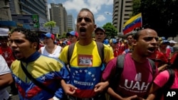 Estudiantes que no están de acuerdo con el diálogo volvieron el sábado a las calles de Caracas.