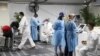 Viajeros se someten a pruebas para el COVID-19, mientras los países reaccionan a la nueva variante del coronavirus ómicron, fuera de la terminal internacional del aeropuerto de Sydney en Sydney, Australia, el 29 de noviembre de 2021.