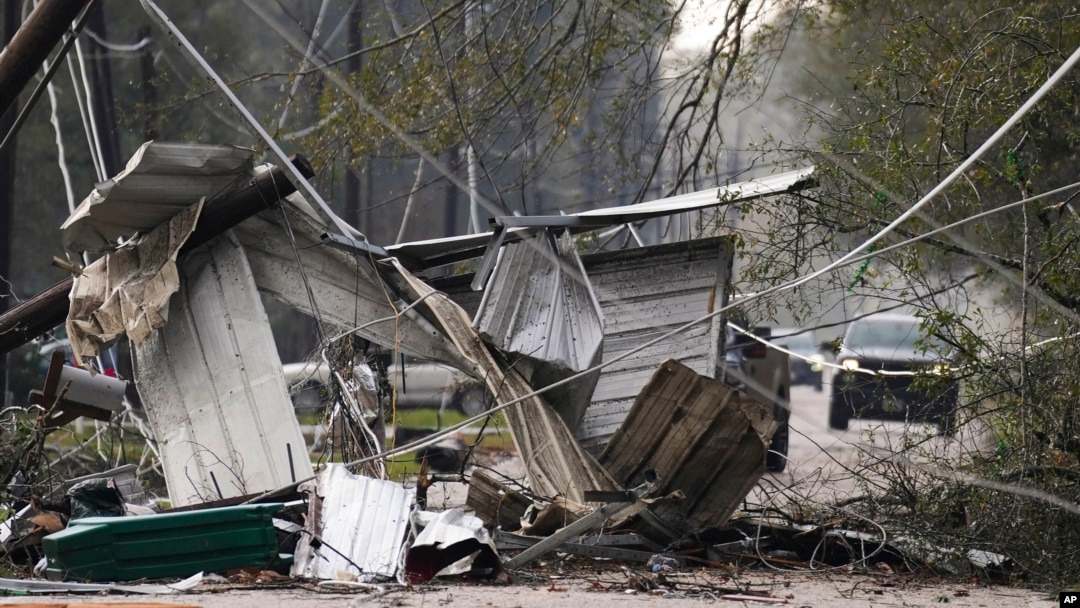 Los escombros bloquean una parte de Porter Lane después de que fuertes tormentas eléctricas atravesaran la región del Gran Houston, el sábado 28 de diciembre de 2024, en Porter Heights. (Jason Fochtman/Houston Chronicle vía AP)