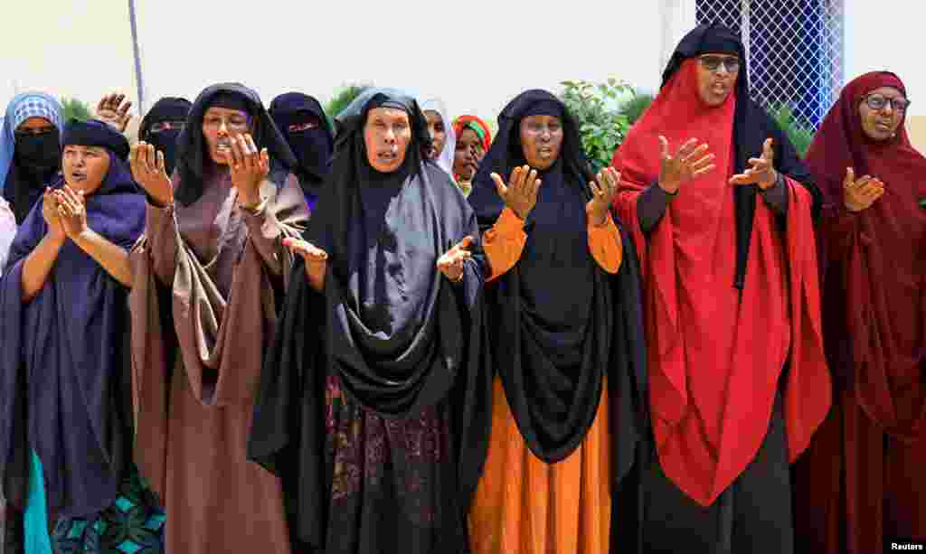 Para perempuan Somalia yang putra-putra mereka hilang setelah "dibawa" oleh kelompok ekstremis untuk pelatihan militer, berdoa bersama setelah memberikan keterangan kepada Reuters di Mogadishu, Somalia (Foto: Feisal Omar / Reuters). 