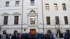 Partidarios del grupo de derechos humanos Memorial Internacional frente a un edificio de la corte durante una audiencia de la Corte Suprema de Rusia para considerar el cierre de la organización, en Moscú, Rusia, el 28 de diciembre de 2021. 