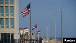 Las banderas de EEUU y Cuba se observan en las inmediciones de la embajada estadounidense en La Habana, Cuba. El domingo 17 de marzo de 2024 cubanos protestaron en varios puntos del oriente del país cntra la falta de alimentos y electricidad.