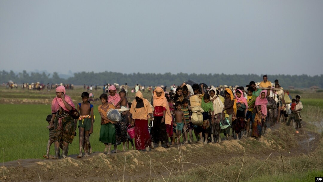 ရခိုင်ပြည်နယ်က အကြမ်းဖက်မှုတွေအတွင်း ဘင်္ဂလားဒေ့ရှ်နိုင်ငံဘက် ထွက်ပြေးခိုလှုံကြရတဲ့ ရိုဟင်ဂျာဒုက္ခသည်များ။ (စက်တင်ဘာ ၄၊ ၂၀၁၇)