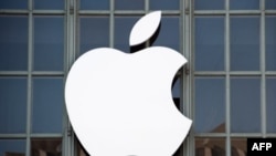 ARCHIVO-El logo de Apple en el Auditorio Bill Graham en San Francisco, California. Apple completó la compra de la aplicación musical Shazam, este lunes.