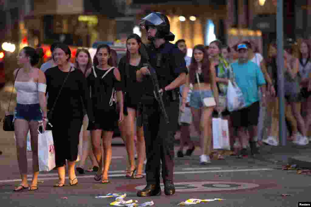 'Yansanda na kwashe mutane bayan da wata mota ta kutsa cikinsu a Barcelona, Spain, ranar 17 ga watan Agusta shekarar 2017 