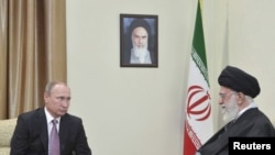 Perezida w'Uburusiya, Vladimir Putin abonana n'umutegetsi kizigenza wa Irani, Ayatollah Ali Khamenei i Tehran