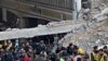 巴基斯坦白沙瓦市中心一座清真寺遭自杀炸弹袭击后救援人员在搜救死难者。（2023年1月30日）